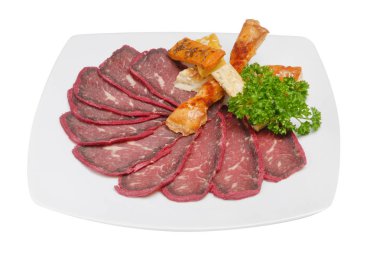 Dilimlenmiş füme et, jambon ve beyaz arka plan üzerinde izole kızarmış pasta. Bira ile servis edilen yemek