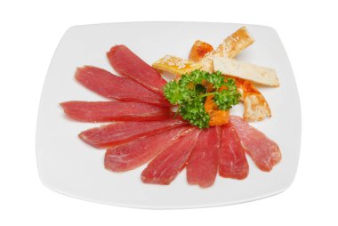 Dilimlenmiş füme et ve beyaz arka plan üzerinde izole kızarmış pasta. Bira ile servis edilen yemek