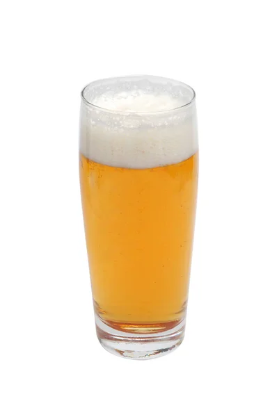 Copa helada de cerveza ligera aislada sobre un fondo blanco — Foto de Stock