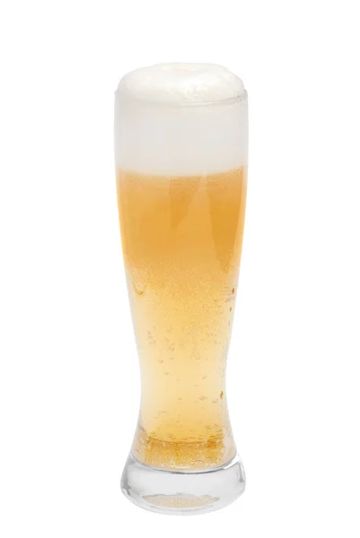 Vetro ghiacciato di birra leggera isolato su sfondo bianco — Foto Stock