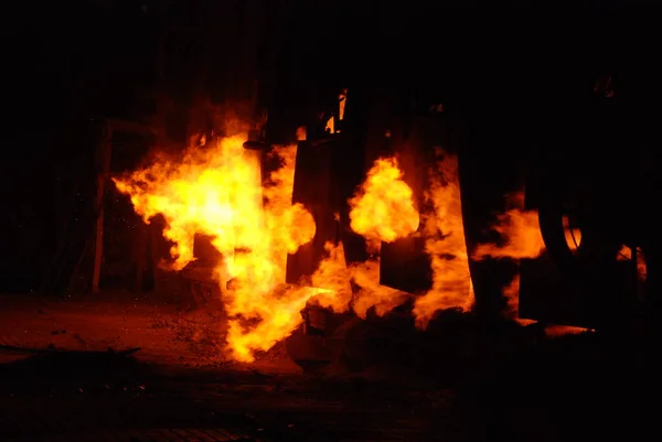 Zeer zeldzame nauwe weergave van werken van open haard oven bij de metallurgische fabriek — Stockfoto