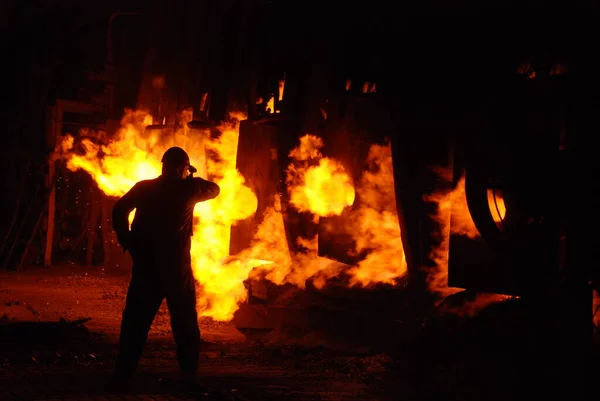 Zeer zeldzame nauwe weergave van werken van open haard oven bij de metallurgische fabriek — Stockfoto