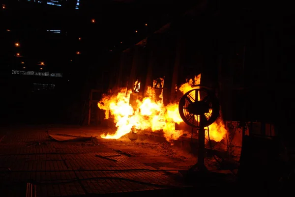 Vista rarissima da vicino del forno a focolare aperto funzionante nello stabilimento metallurgico — Foto Stock