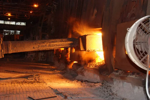 Vista rarissima da vicino del forno a focolare aperto funzionante nello stabilimento metallurgico — Foto Stock
