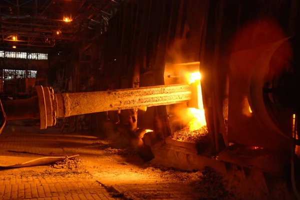 Vista rarissima da vicino del forno a focolare aperto funzionante nello stabilimento metallurgico — Foto Stock