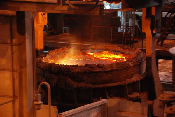 Molto raro vista da vicino di lavorare forno a focolare aperto presso l'impianto metallurgico. Acciaio caldo fuso — Foto Stock