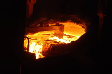 Metalürji fabrikasında açık ocak ocağında çalışırken çok nadir görülür. Erimiş sıcak çelik