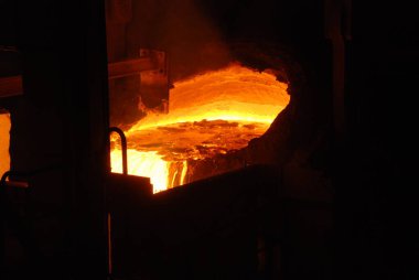 Metalürji fabrikasında açık ocak ocağında çalışırken çok nadir görülür. Erimiş sıcak çelik