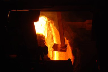 Metalürji fabrikasında açık ocak ocağında çalışırken çok nadir görülür. Erimiş sıcak çelik