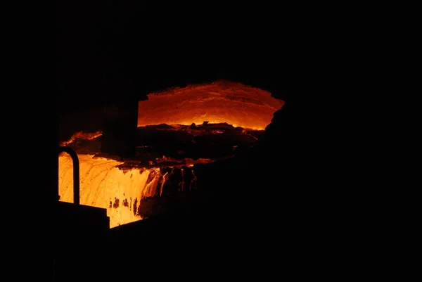 Zeer zeldzaam goed zicht op de werking van de open haard oven in de metallurgische fabriek. gesmolten warm staal — Stockfoto