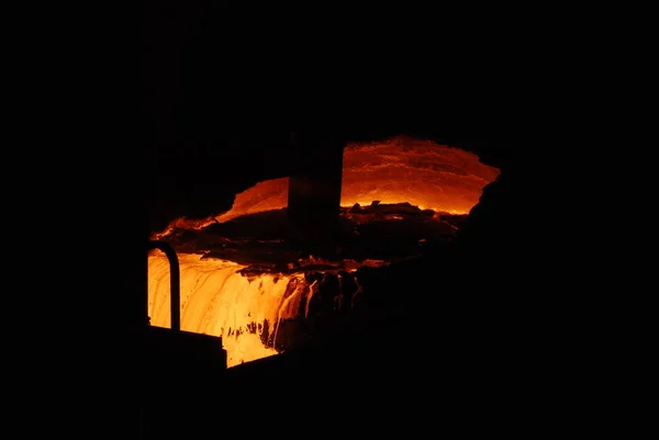 Zeer zeldzaam goed zicht op de werking van de open haard oven in de metallurgische fabriek. gesmolten warm staal — Stockfoto