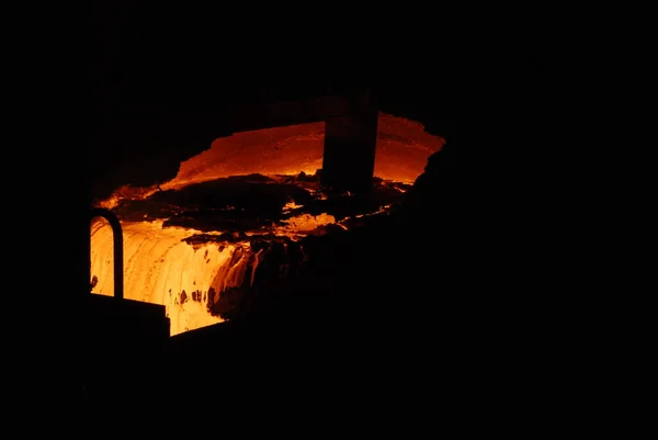 Zeer zeldzaam goed zicht op de werking van de open haard oven in de metallurgische fabriek. gesmolten warm staal — Stockfoto