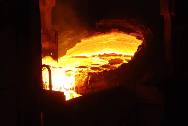 Molto raro vista da vicino di lavorare forno a focolare aperto presso l'impianto metallurgico. Acciaio caldo fuso — Foto Stock