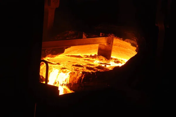 Muito rara vista de perto de trabalhar forno de lareira aberta na planta metalúrgica. Aço quente fundido — Fotografia de Stock