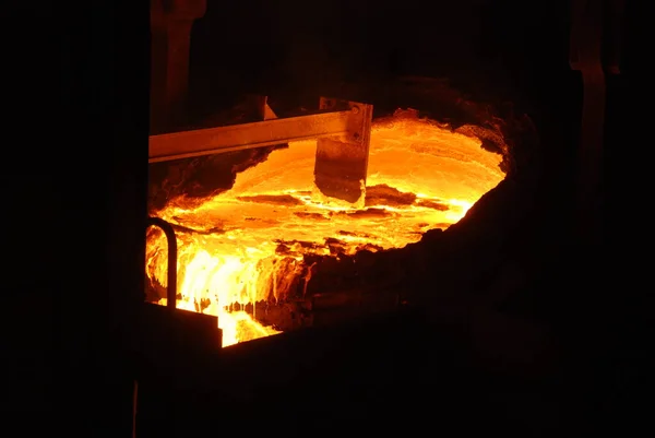 Zeer zeldzaam goed zicht op de werking van de open haard oven in de metallurgische fabriek. gesmolten warm staal — Stockfoto