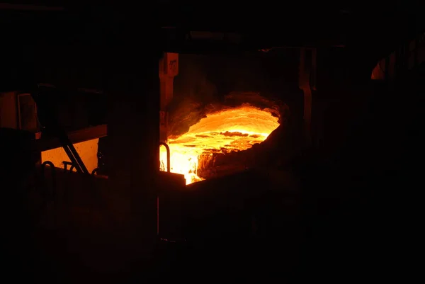 Muito rara vista de perto de trabalhar forno de lareira aberta na planta metalúrgica. Aço quente fundido — Fotografia de Stock