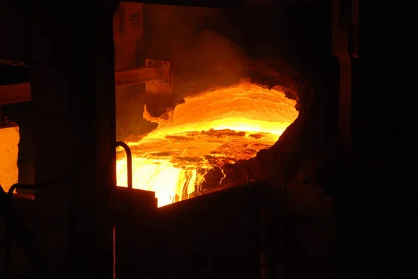 Zeer zeldzaam goed zicht op de werking van de open haard oven in de metallurgische fabriek. gesmolten warm staal — Stockfoto