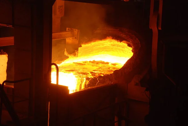 Molto raro vista da vicino di lavorare forno a focolare aperto presso l'impianto metallurgico. Acciaio caldo fuso — Foto Stock