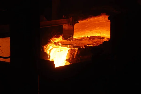 Molto raro vista da vicino di lavorare forno a focolare aperto presso l'impianto metallurgico. Acciaio caldo fuso — Foto Stock