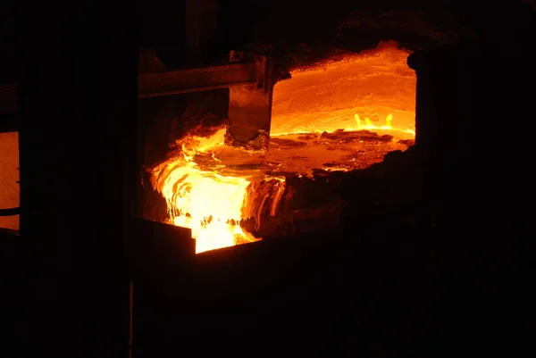 Muito rara vista de perto de trabalhar forno de lareira aberta na planta metalúrgica. Aço quente fundido — Fotografia de Stock