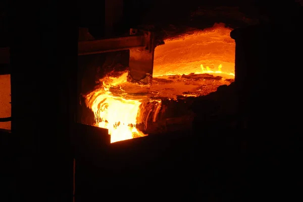 Molto raro vista da vicino di lavorare forno a focolare aperto presso l'impianto metallurgico. Acciaio caldo fuso — Foto Stock