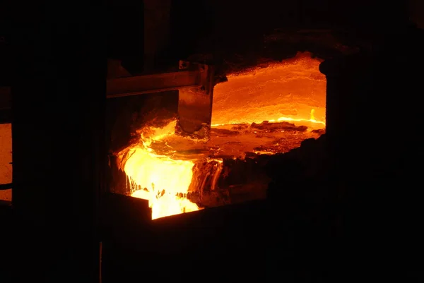 Muito rara vista de perto de trabalhar forno de lareira aberta na planta metalúrgica. Aço quente fundido — Fotografia de Stock