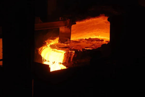 冶金工場でのオープン炉の作業の非常にまれな近いビュー。溶融熱鋼 — ストック写真