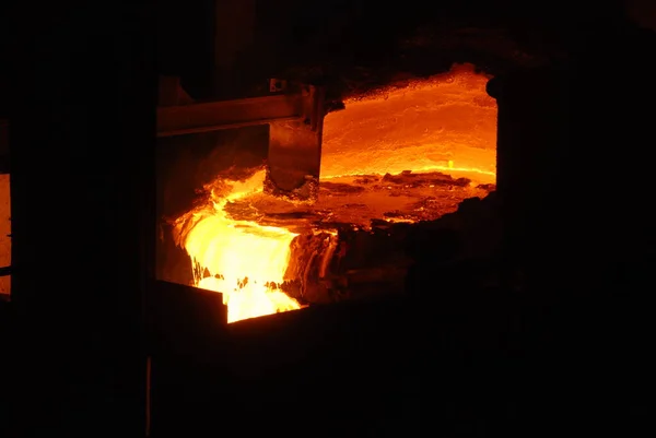 Muy rara vista cercana de horno de chimenea abierta de trabajo en la planta metalúrgica. Acero caliente fundido —  Fotos de Stock