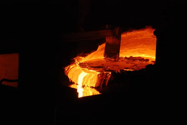 Muito rara vista de perto de trabalhar forno de lareira aberta na planta metalúrgica. Aço quente fundido — Fotografia de Stock