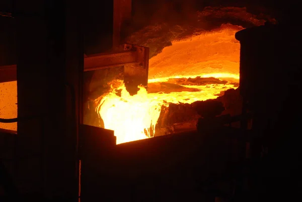 Muy rara vista cercana de horno de chimenea abierta de trabajo en la planta metalúrgica. Acero caliente fundido — Foto de Stock