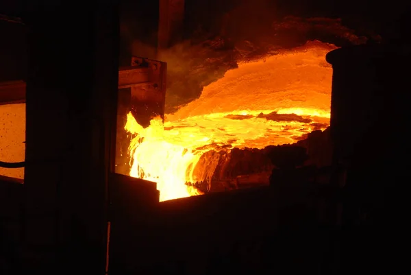 Mycket sällsynt närbild av att arbeta öppen härd ugn vid den metallurgiska anläggningen. Smält varmt stål — Stockfoto
