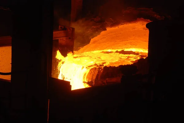 Molto raro vista da vicino di lavorare forno a focolare aperto presso l'impianto metallurgico. Acciaio caldo fuso — Foto Stock