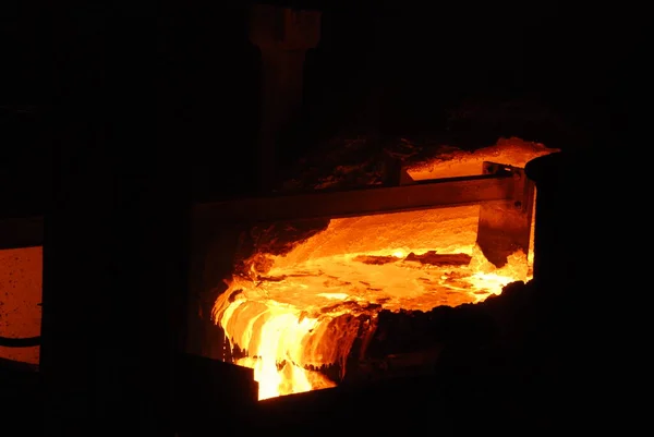 Mycket sällsynt närbild av att arbeta öppen härd ugn vid den metallurgiska anläggningen. Smält varmt stål — Stockfoto