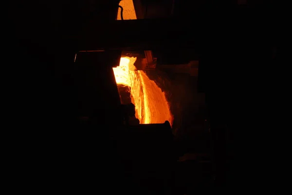 Muito rara vista de perto de trabalhar forno de lareira aberta na planta metalúrgica. Aço quente fundido — Fotografia de Stock