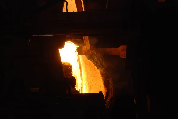 Muy rara vista cercana de horno de chimenea abierta de trabajo en la planta metalúrgica. Acero caliente fundido —  Fotos de Stock