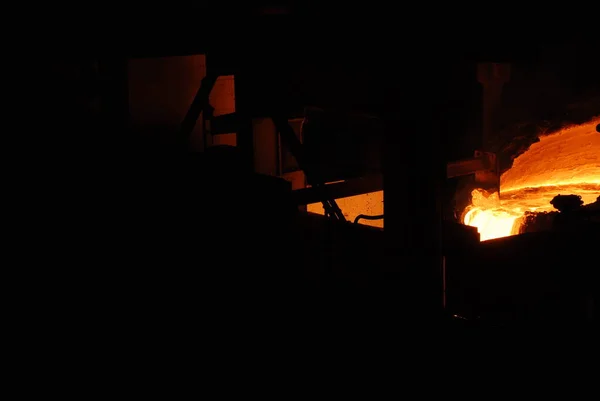 Zeer zeldzaam goed zicht op de werking van de open haard oven in de metallurgische fabriek. gesmolten warm staal — Stockfoto