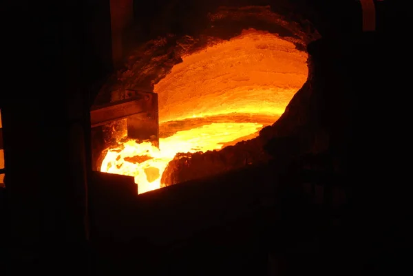 Muy rara vista cercana de horno de chimenea abierta de trabajo en la planta metalúrgica. Acero caliente fundido —  Fotos de Stock