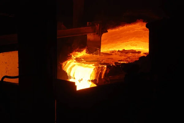 Muito rara vista de perto de trabalhar forno de lareira aberta na planta metalúrgica. Aço quente fundido — Fotografia de Stock