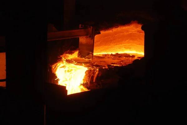 Muy rara vista cercana de horno de chimenea abierta de trabajo en la planta metalúrgica. Acero caliente fundido —  Fotos de Stock