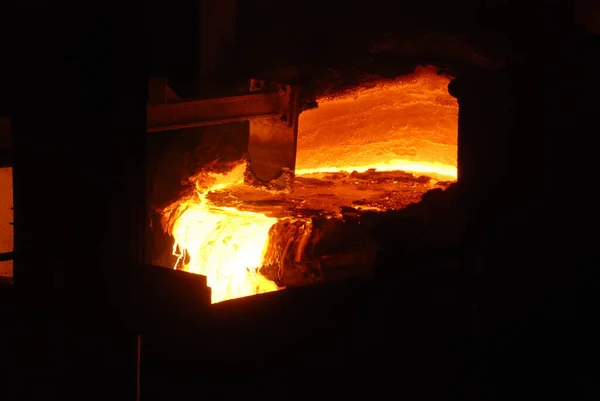 Muy rara vista cercana de horno de chimenea abierta de trabajo en la planta metalúrgica. Acero caliente fundido — Foto de Stock