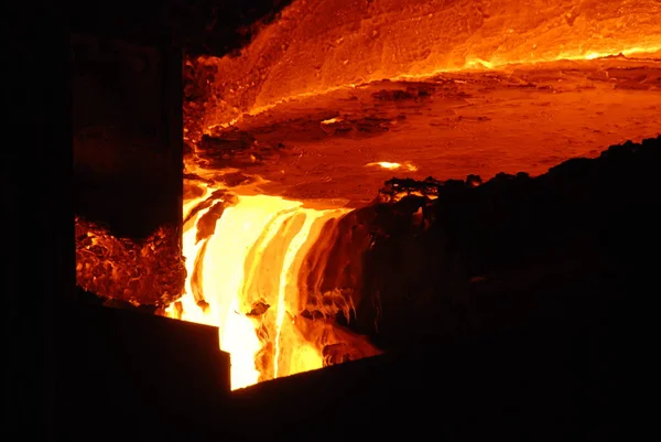 Muy rara vista cercana de horno de chimenea abierta de trabajo en la planta metalúrgica. Acero caliente fundido — Foto de Stock