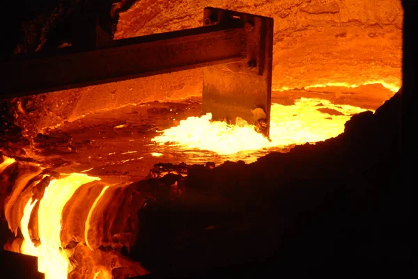 Muy rara vista cercana de horno de chimenea abierta de trabajo en la planta metalúrgica. Acero caliente fundido — Foto de Stock