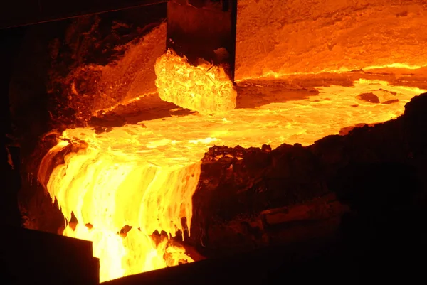 Muito rara vista de perto de trabalhar forno de lareira aberta na planta metalúrgica. Aço quente fundido — Fotografia de Stock