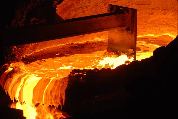 Muito rara vista de perto de trabalhar forno de lareira aberta na planta metalúrgica. Aço quente fundido — Fotografia de Stock