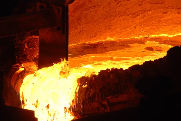 Molto raro vista da vicino di lavorare forno a focolare aperto presso l'impianto metallurgico. Acciaio caldo fuso — Foto Stock