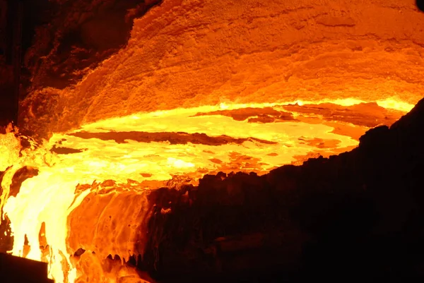 Très rare vue de près du four à foyer ouvert en fonctionnement à l'usine métallurgique. Acier chaud fondu — Photo