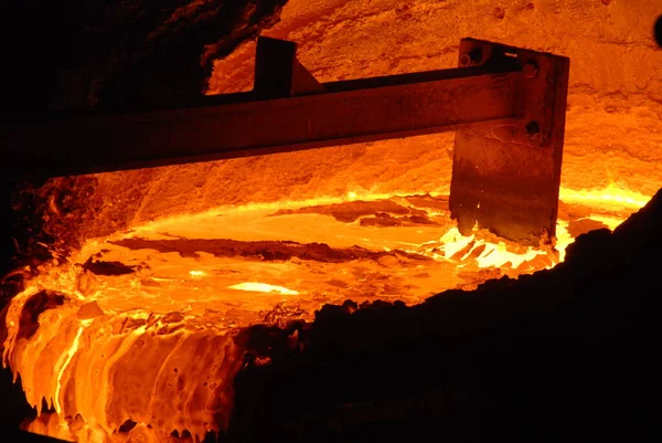 Muito rara vista de perto de trabalhar forno de lareira aberta na planta metalúrgica. Aço quente fundido — Fotografia de Stock