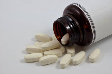 bir tıp tablet tozlar ve bir veya daha fazla Tıbbi maddeler içeren tanecikler basarak elde edilen bir katı dozaj biçimidir. 