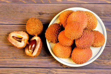 Lychee lezzetli, güzel kokulu, kırmızımsı bir egzotik meyvedir. Lychee yararlı besinlerin büyük bir kaynağı vardır. Pişirme ve taze kullanılır. Subtropikal bitki.