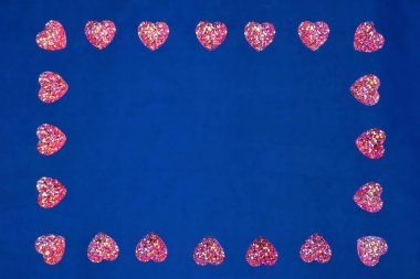 Sevgililer Günü kalpleri çerçeve, mavi arka plan üzerinde. Boyama veya önemli metin için tatil çerçevesi, tatil olay dekorasyon. 